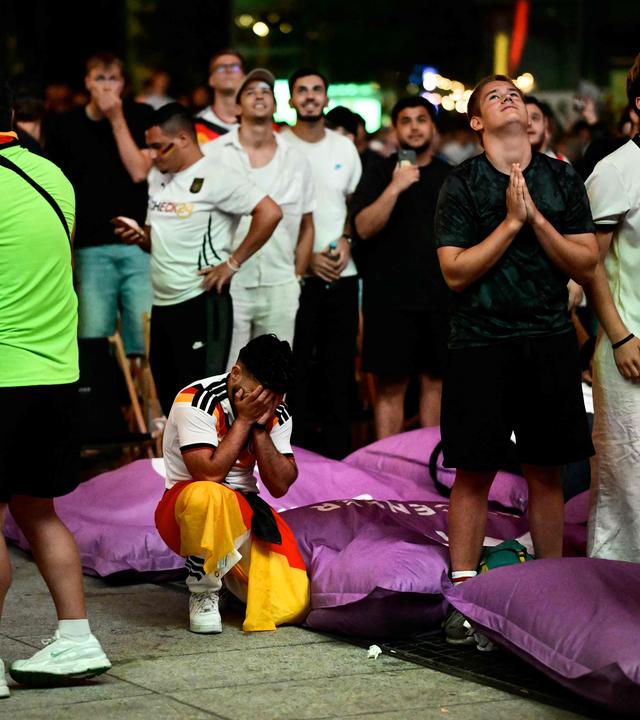 Vielen Fans steht die Enttäuschung und der Schock nach dem überraschenden WM-Aus ins Gesicht geschrieben.