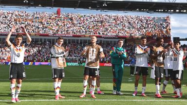 Die deutsche Mannschaft feiert mit den Fans.
