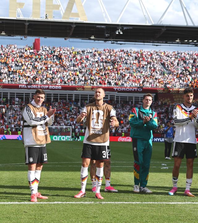 Die deutsche Mannschaft feiert mit den Fans.
