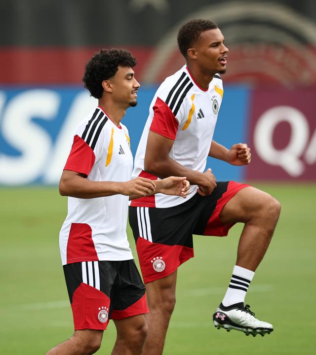 Nathaniel Brown (l) und Malick Thiaw während des Trainings am 28.06.2026 in Winston-Salem. 