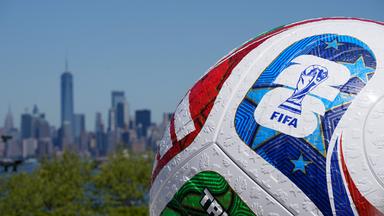 ARCHIV - 27.04.2026, USA, New York: Ein großer Fußball wird während einer Pressekonferenz im New Yorker Stadtteil Staten Island vor dem Hintergrund von Lower Manhattan aufgestellt.