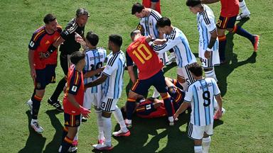 Schiedsrichter Slavko Vincic interveniert nach einem Foul während des WM-Endspiels zwischen Argentinien und Spanien.