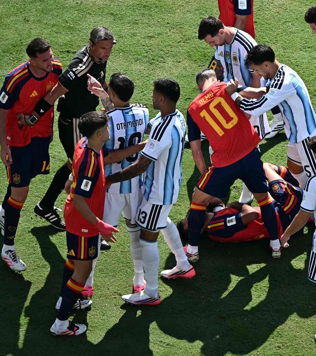 Schiedsrichter Slavko Vincic interveniert nach einem Foul während des WM-Endspiels zwischen Argentinien und Spanien.