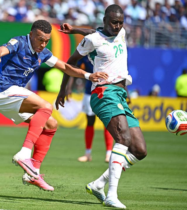 v.l. Kylian Mbappe, Pape Gueye (Senegal) am 16.06.2026 in East Rutherford.