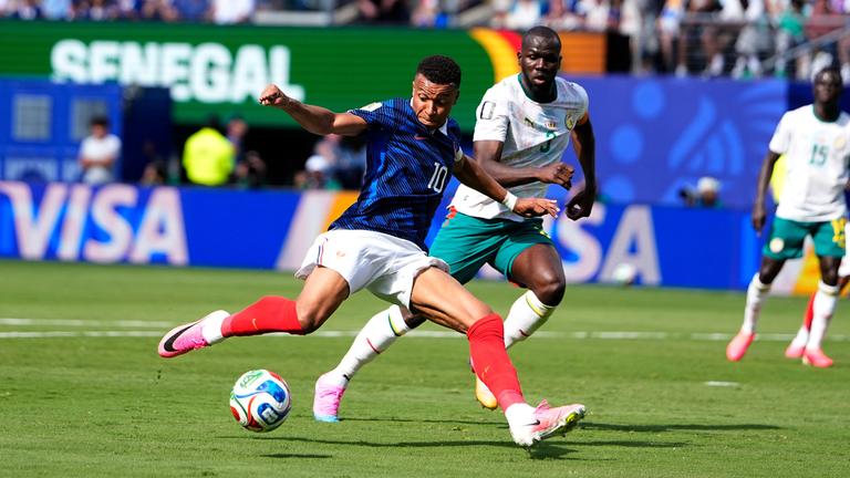 Frankreichs Kylian Mbappé erzielt das Tor zum 1:0 am 16.06.2026 in East Rutherford.