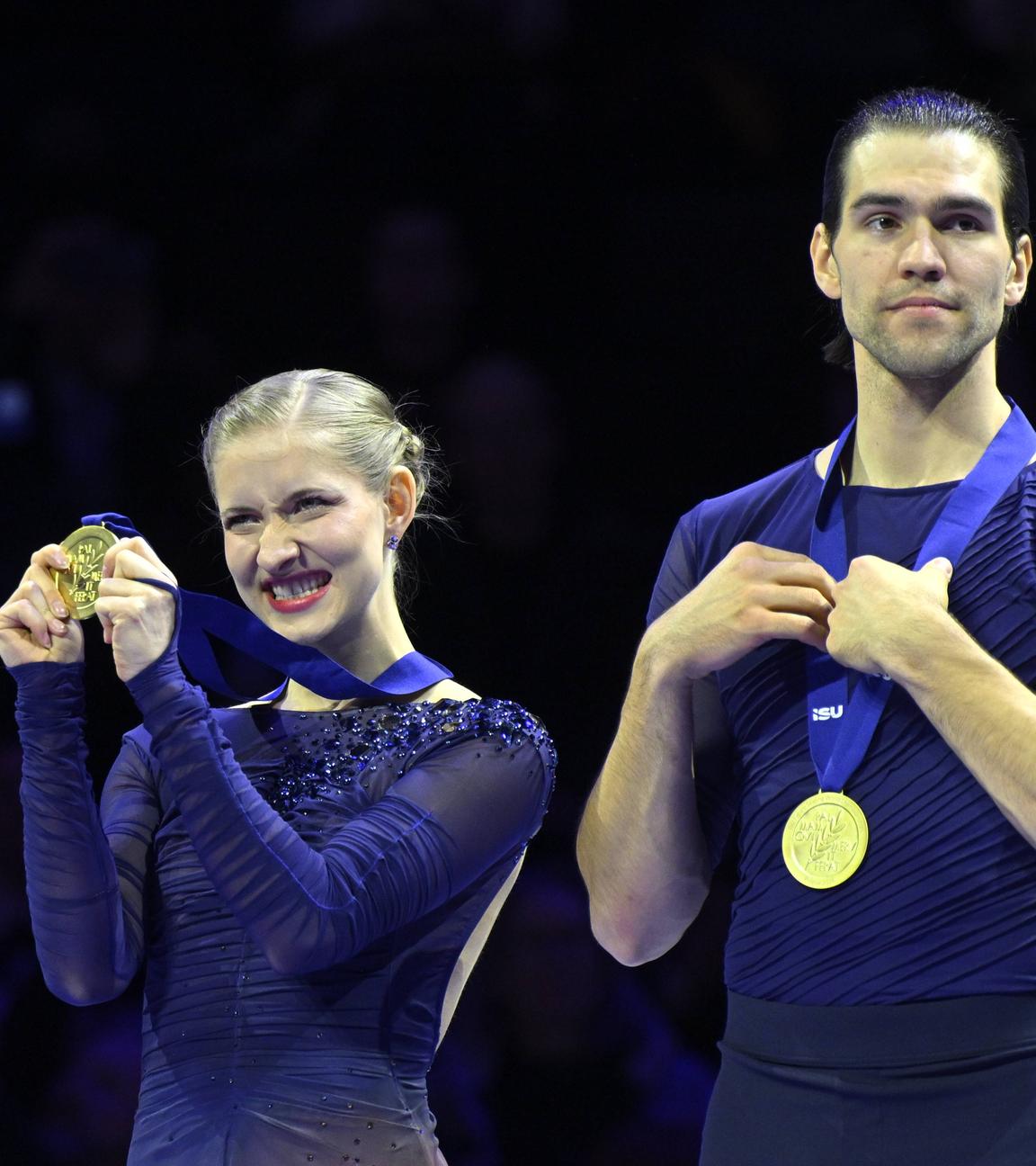 Minerva Fabienne Hase and Nikita Volodin mit ihren WM-Goldmedaillen