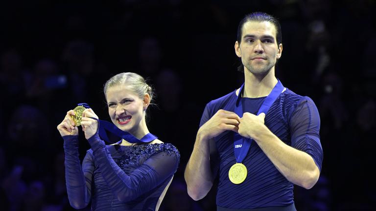 Minerva Fabienne Hase and Nikita Volodin mit ihren WM-Goldmedaillen