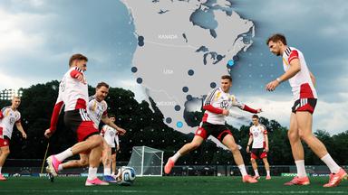 Männer spielen Fußball, im Hintergrund eine Karte von Nordamerika.