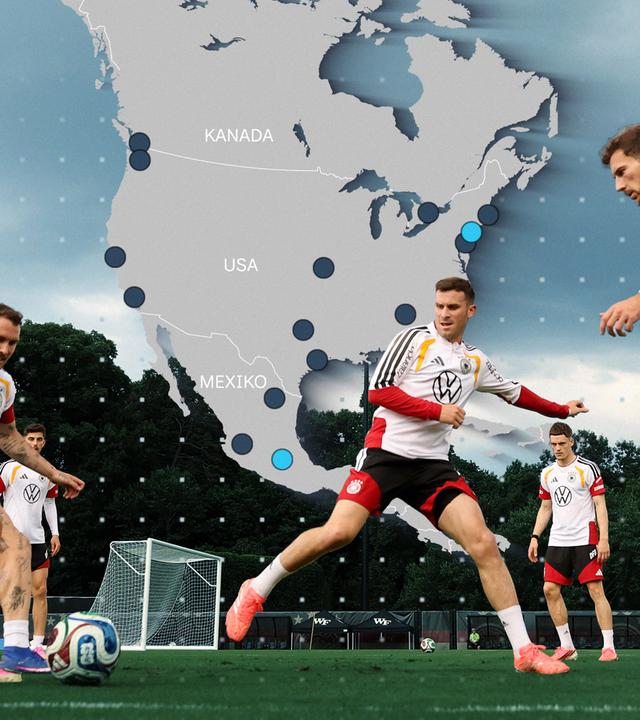Männer spielen Fußball, im Hintergrund eine Karte von Nordamerika.