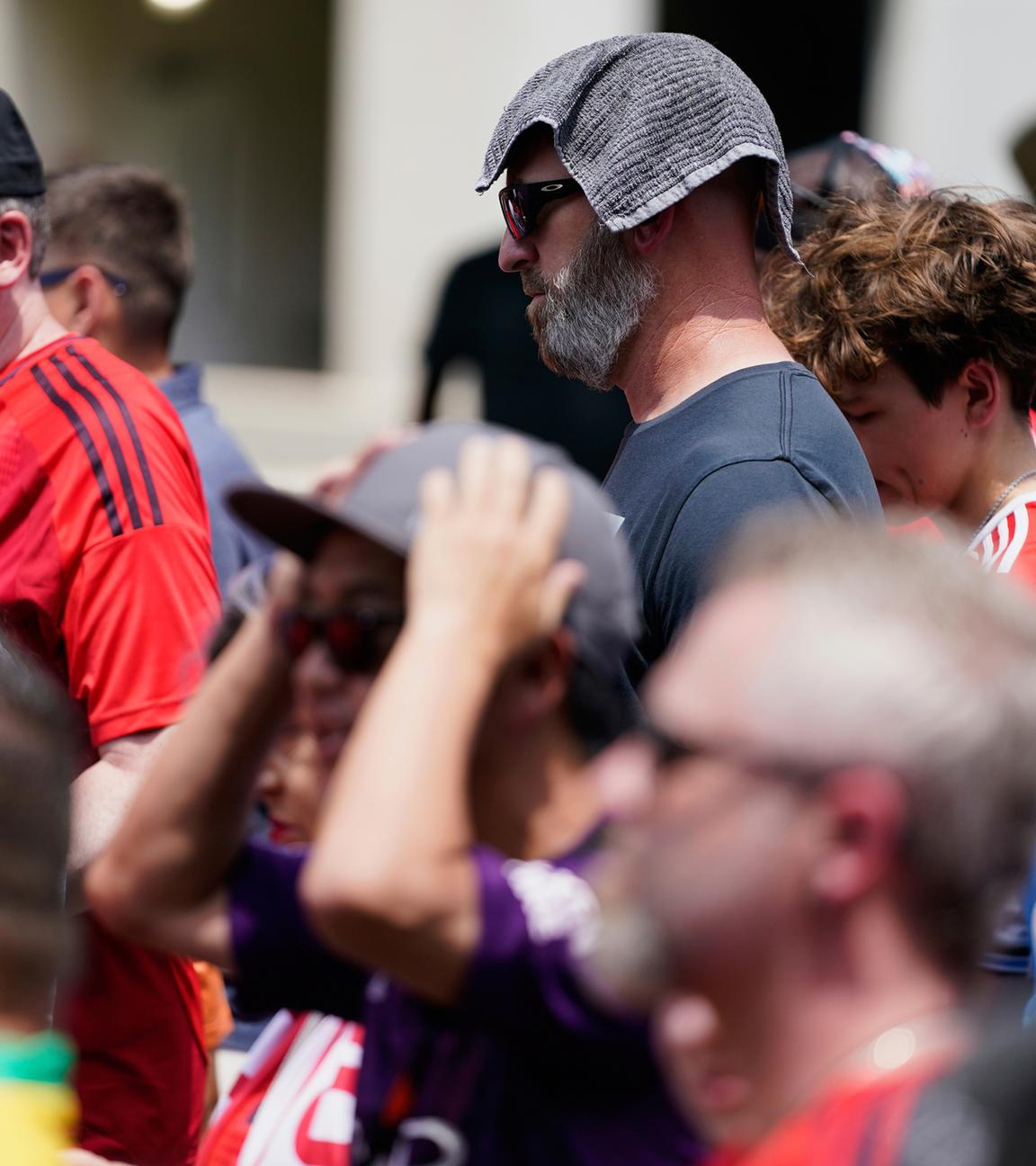 Fußballfans stehen Schlange, um das Bank of America Stadium für ein Spiel zu betreten.