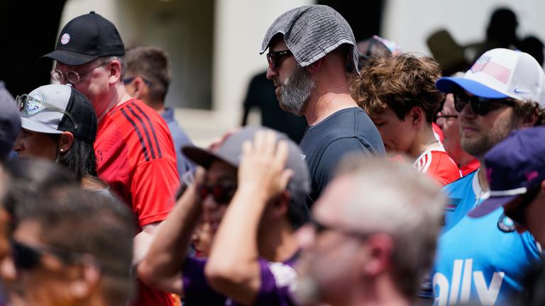 Fußballfans stehen Schlange, um das Bank of America Stadium für ein Spiel zu betreten.