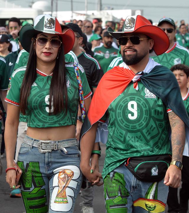 Mexikanische Fans treffen im Aztekenstadion in Mexiko-Stadt ein