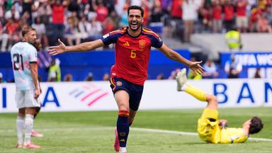 Mikel Merino feiert sein Tor.
