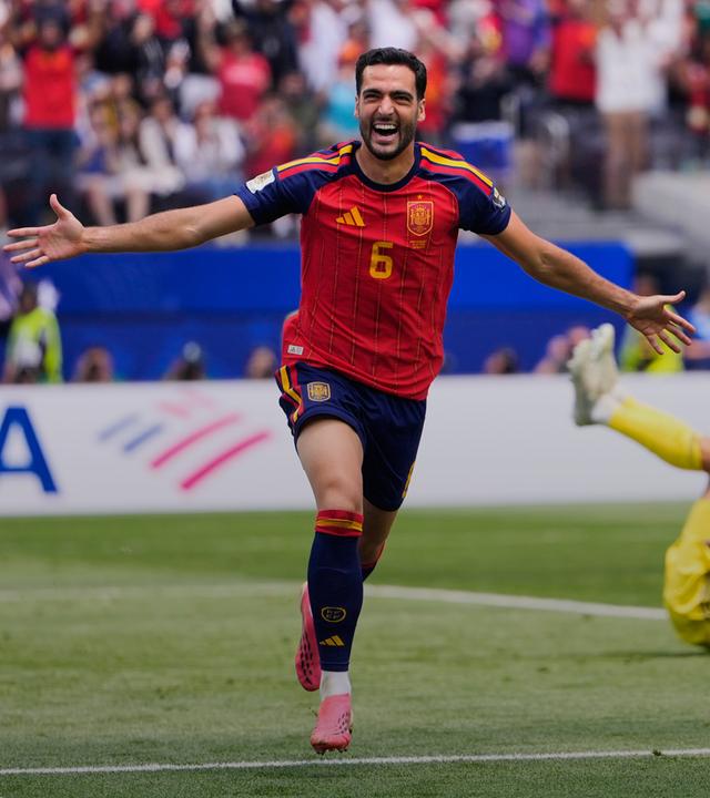 Mikel Merino feiert sein Tor.