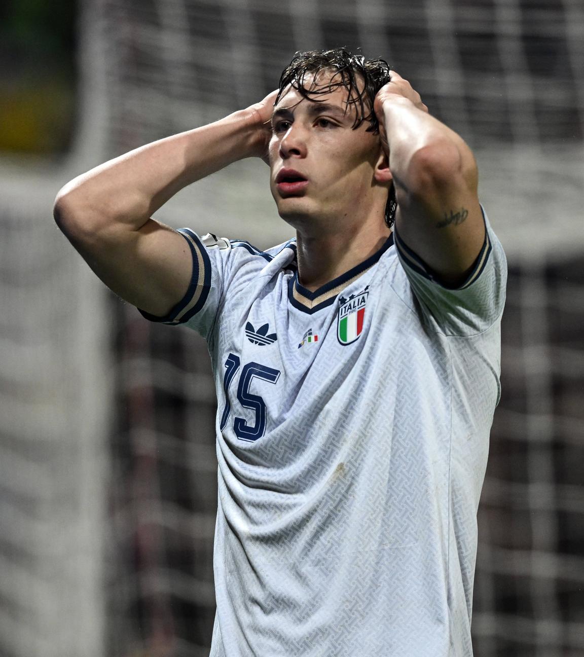 Pio Esposito aus Italien zeigt sich niedergeschlagen nach dem Spiel gegen Bosnien-Herzegowina am 31.03.2026 in Bosnien-Herzegowina.