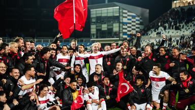 Spieler der Türkei feiern ihren Sieg gegen Kosovo am 31.03.2026 in Kosovo.
