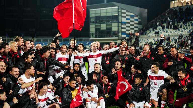 Spieler der Türkei feiern ihren Sieg gegen Kosovo am 31.03.2026 in Kosovo.