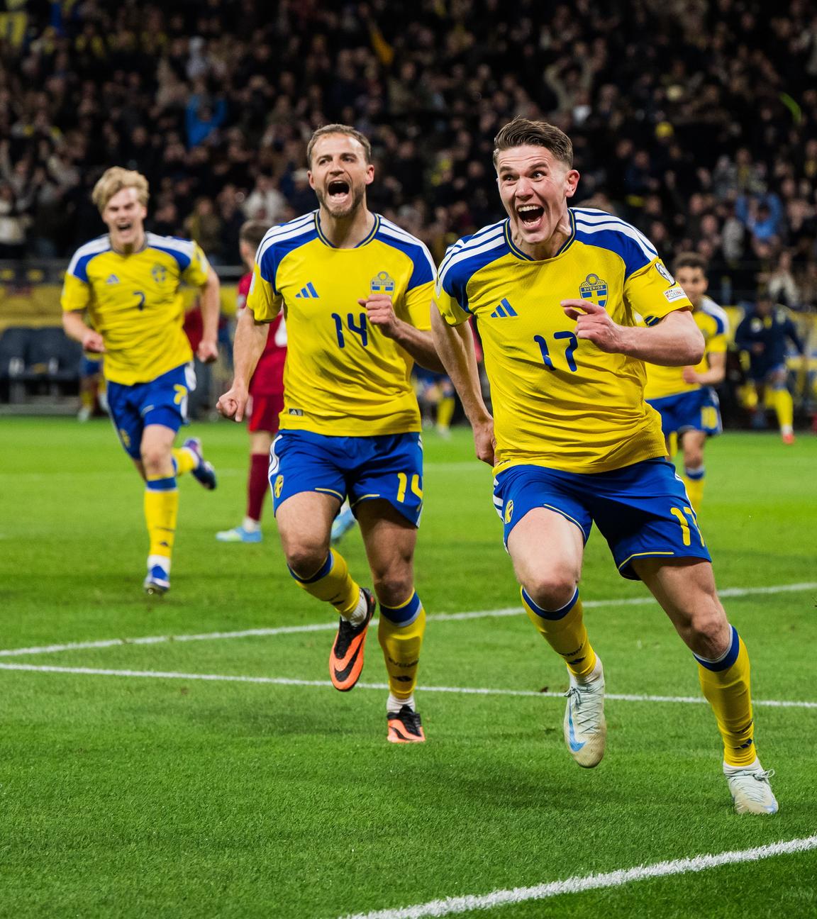 Gustav Lundgren und Torschütze Viktor Gyoekeres jubeln nach dem Tor zum 3:2 am 31.03.2026 in Schweden.
