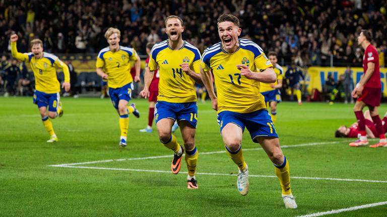 Gustav Lundgren und Torschütze Viktor Gyoekeres jubeln nach dem Tor zum 3:2 am 31.03.2026 in Schweden.
