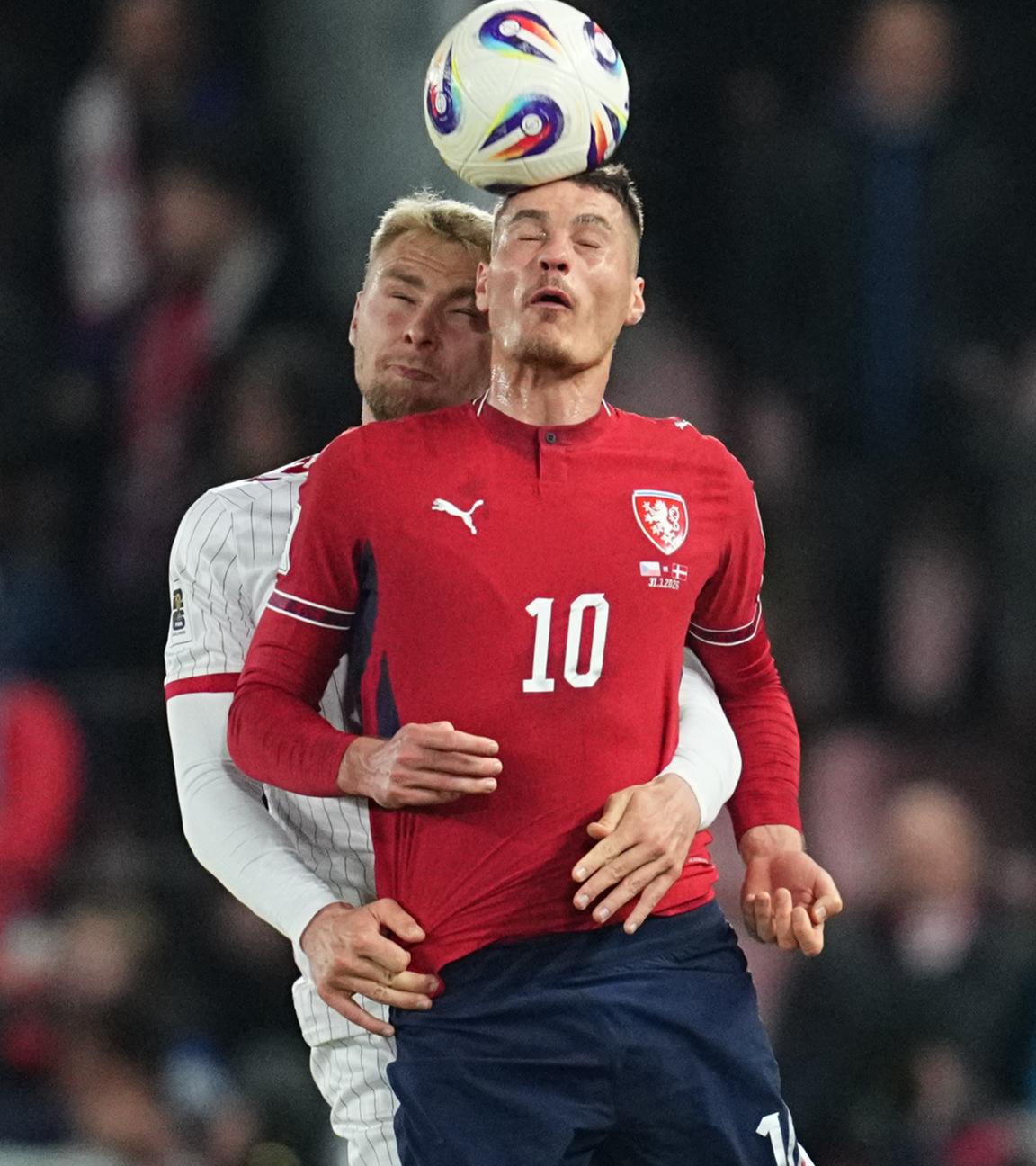 Der Däne Victor Nelsson und der Tscheche Patrik Schick kämpfen am 31.03.2026 in Prag um den Ball.