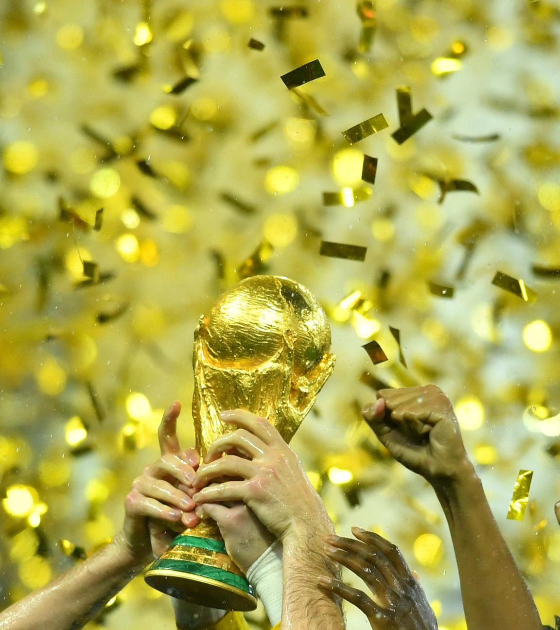 Hände greifen nach dem WM-Pokal