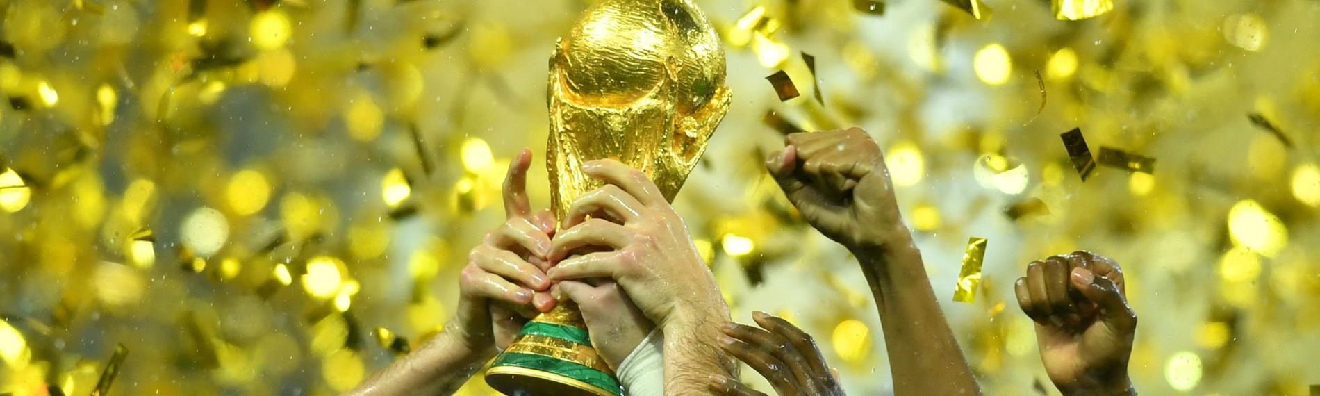 Hände greifen nach dem WM-Pokal