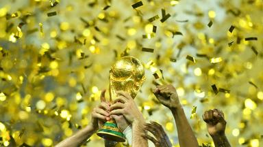 Hände greifen nach dem WM-Pokal