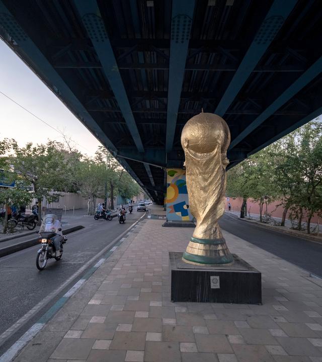 In der iranischen Hauptstadt Teheran steht eine übergroße Version des WM-Pokals zwischen den Straßen