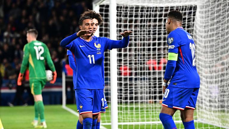 Michael Olise und Kylian Mbappe in Paris am 13.11.25