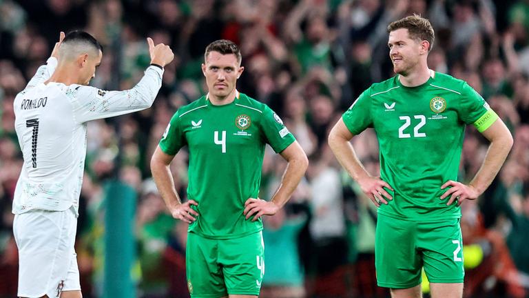 Dara O’Shea, Nathan Collins und Cristiano Ronaldo in Dublin am 13.11.25