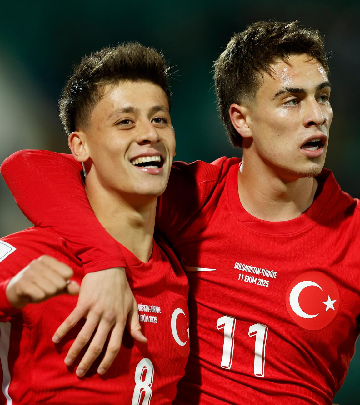Im WM-Qualifikationsspiel "Bulgarien gegen Türkei" liegen sich Arda Güler und Kenan Yildiz nach einem Treffer der Türkei in den Armen