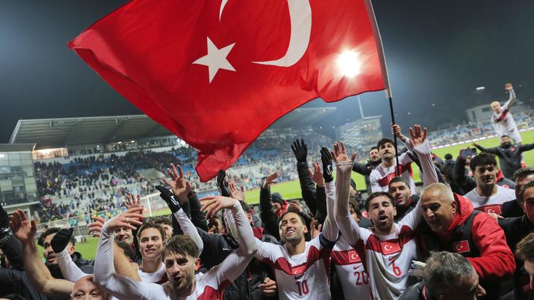 Fußball WM-Qualifikation Europa, Kosovo gegen Türkei. Türkische Spieler feiern den Sieg, aufgenommen am 31.03.2026
