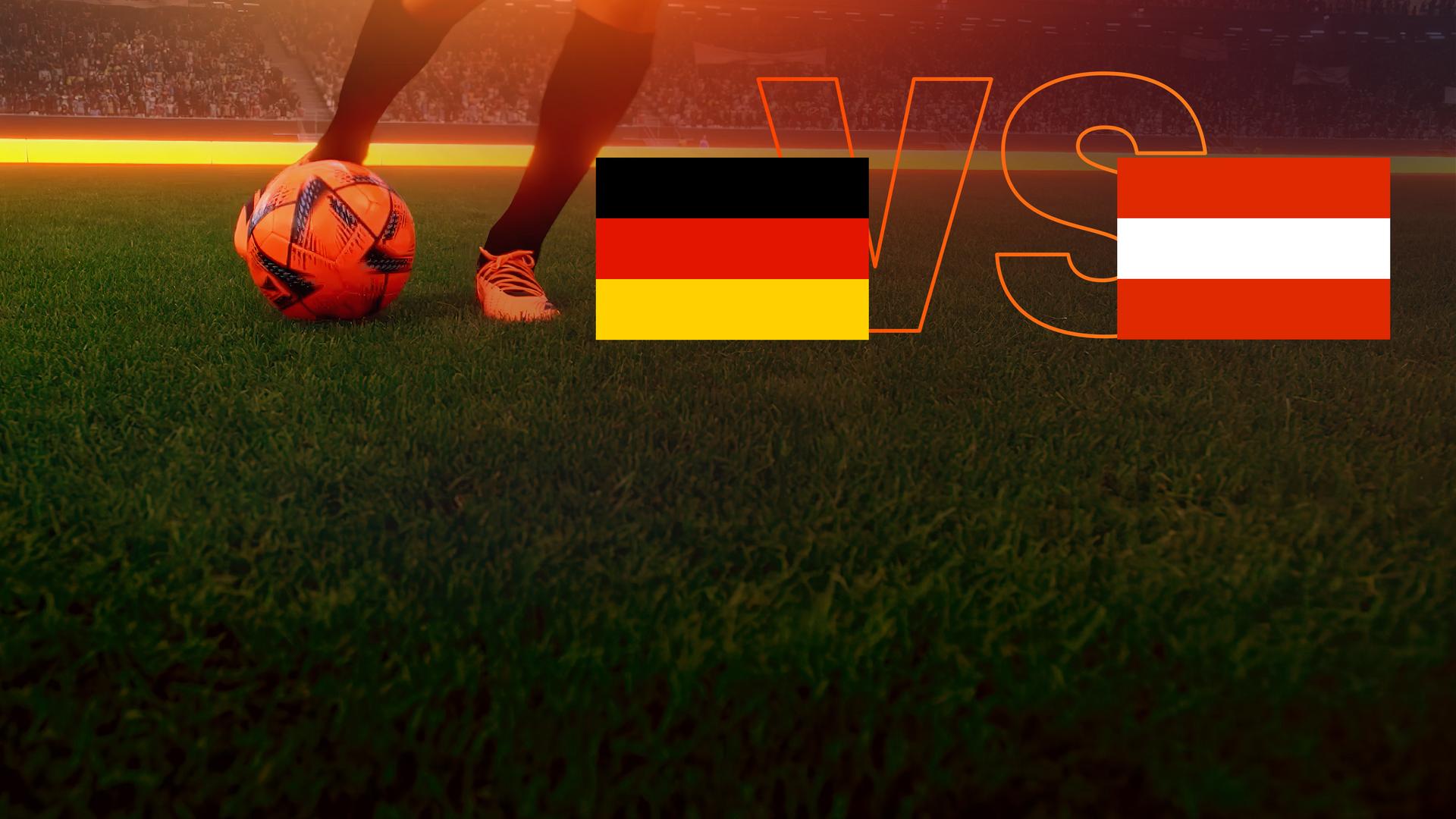 Deutsche und österreichische Flagge vor grünem Rasen.