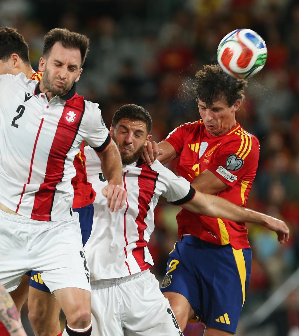 In einem Zweikampf in der Luft im WM-Qualifikationsspiel "Spanien gegen Georgien" kommt es in der Luft zu einem Kampf um den Ball und einem daraus folgenden Kopfball vom spanischen Nationalspieler Robin Le Normand