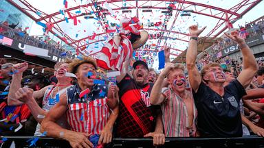 Fans jubeln während einer Public-Viewing-Veranstaltung in Kansas City