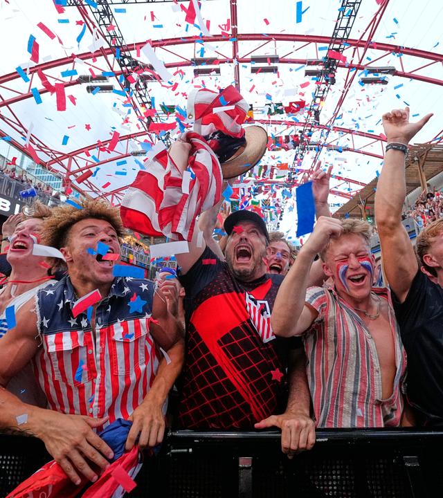 Fans jubeln während einer Public-Viewing-Veranstaltung in Kansas City