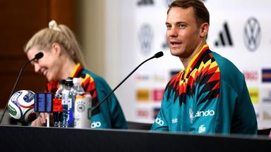 Pressekonferenz vor dem zweiten WM-Gruppenspiel gegen die Elfenbeinküste, Torhüter Manuel Neuer und Franziska Wülle nehmen an der Pressekonferenz teil.
