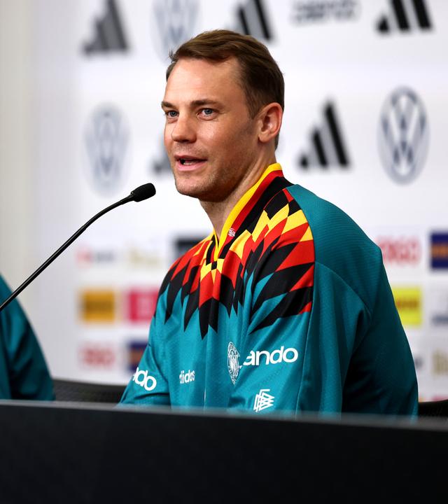 Pressekonferenz vor dem zweiten WM-Gruppenspiel gegen die Elfenbeinküste, Torhüter Manuel Neuer und Franziska Wülle nehmen an der Pressekonferenz teil.