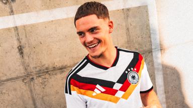 Das Trikot der deutschen Fußball-Nationalmannschaft für die WM 2026 getragen von Florian Wirtz