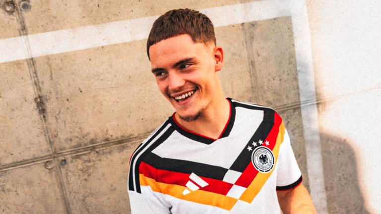 Das Trikot der deutschen Fußball-Nationalmannschaft für die WM 2026 getragen von Florian Wirtz