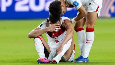 Arda Güler (8) tröstet seinen Teamkollegen Merih Demiral (3) nach der Niederlage der Türkei im Gruppenspiel der Gruppe D gegen Paraguay bei der FIFA Fußball-Weltmeisterschaft 2026 am 19. Juni 2026.