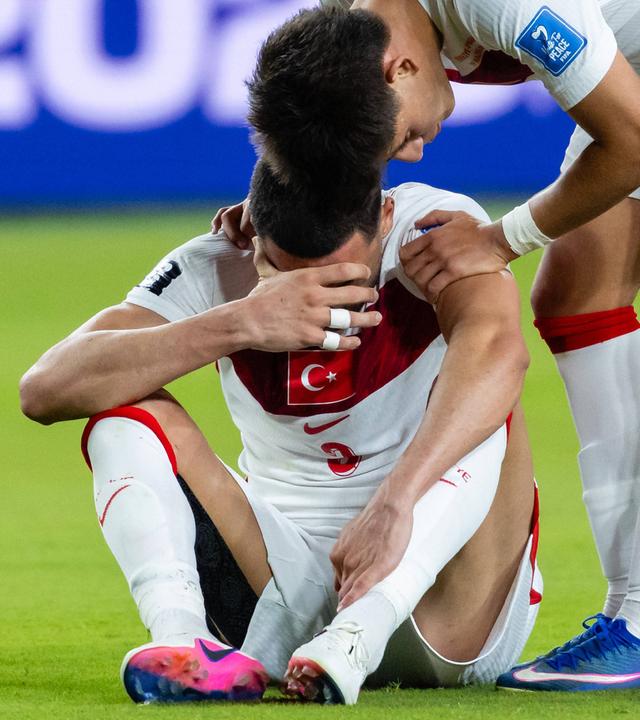 Arda Güler (8) tröstet seinen Teamkollegen Merih Demiral (3) nach der Niederlage der Türkei im Gruppenspiel der Gruppe D gegen Paraguay bei der FIFA Fußball-Weltmeisterschaft 2026 am 19. Juni 2026.