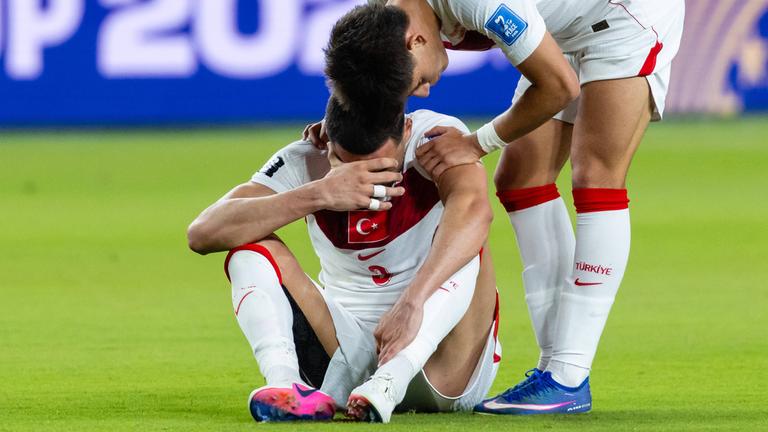 Arda Güler (8) tröstet seinen Teamkollegen Merih Demiral (3) nach der Niederlage der Türkei im Gruppenspiel der Gruppe D gegen Paraguay bei der FIFA Fußball-Weltmeisterschaft 2026 am 19. Juni 2026.