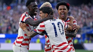 Die US-Spieler Christian Pulisic, Weston McKennie und Folarin Balogun jubeln