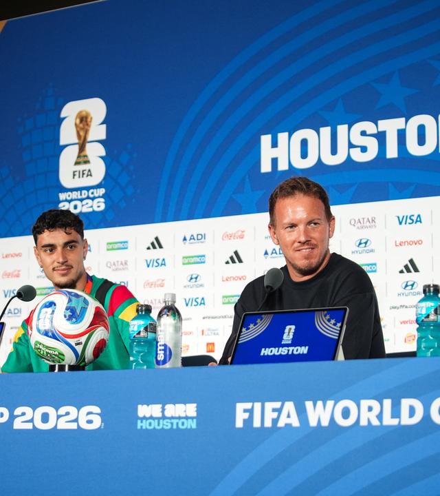 Trainer der deutschen Fußballnationalmannschaft Julian Nagelsmann und der Nationalspieler Alexander Pavlovic bei einer Pressekonferenz.