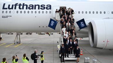 Hessen, Frankfurt: Fußball: Nationalmannschaft, Deutschland, Turniervorbereitung vor der WM-Endrunde, Abflug. Die Mannschaft um Bundestrainer Julian Nagelsmann (M) stellt sich den Medien zum Gruppenfoto auf dem Gangway zum Flugzeug.