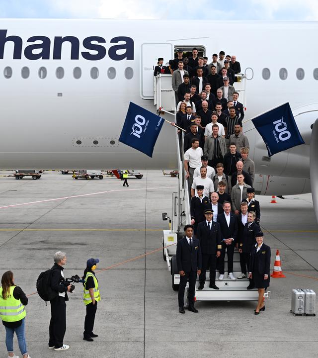 Hessen, Frankfurt: Fußball: Nationalmannschaft, Deutschland, Turniervorbereitung vor der WM-Endrunde, Abflug. Die Mannschaft um Bundestrainer Julian Nagelsmann (M) stellt sich den Medien zum Gruppenfoto auf dem Gangway zum Flugzeug.