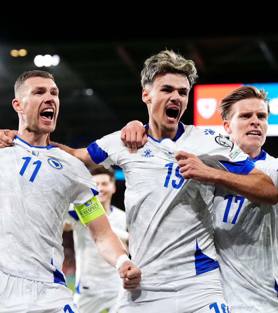 Edin Dzeko mit seinen Mannschaftskameraden am 26.03.26