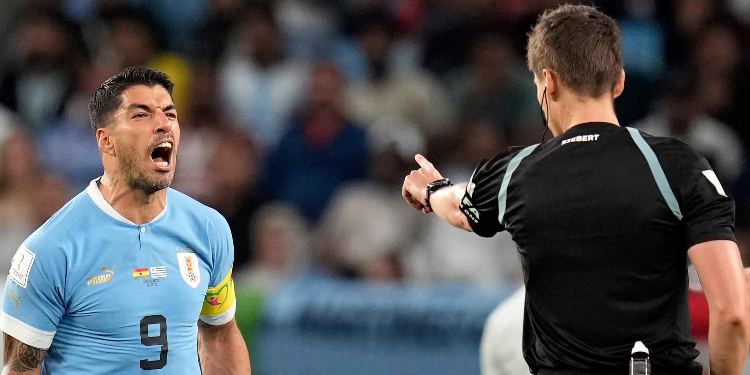 02.12.2022, 	al-Wakrah, Katar: Luis Suarez (l., Uruguay) streitet mit Schiedsrichter Daniel Siebert