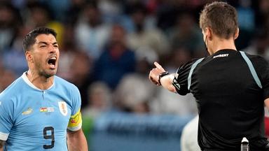 02.12.2022, 	al-Wakrah, Katar: Luis Suarez (l., Uruguay) streitet mit Schiedsrichter Daniel Siebert